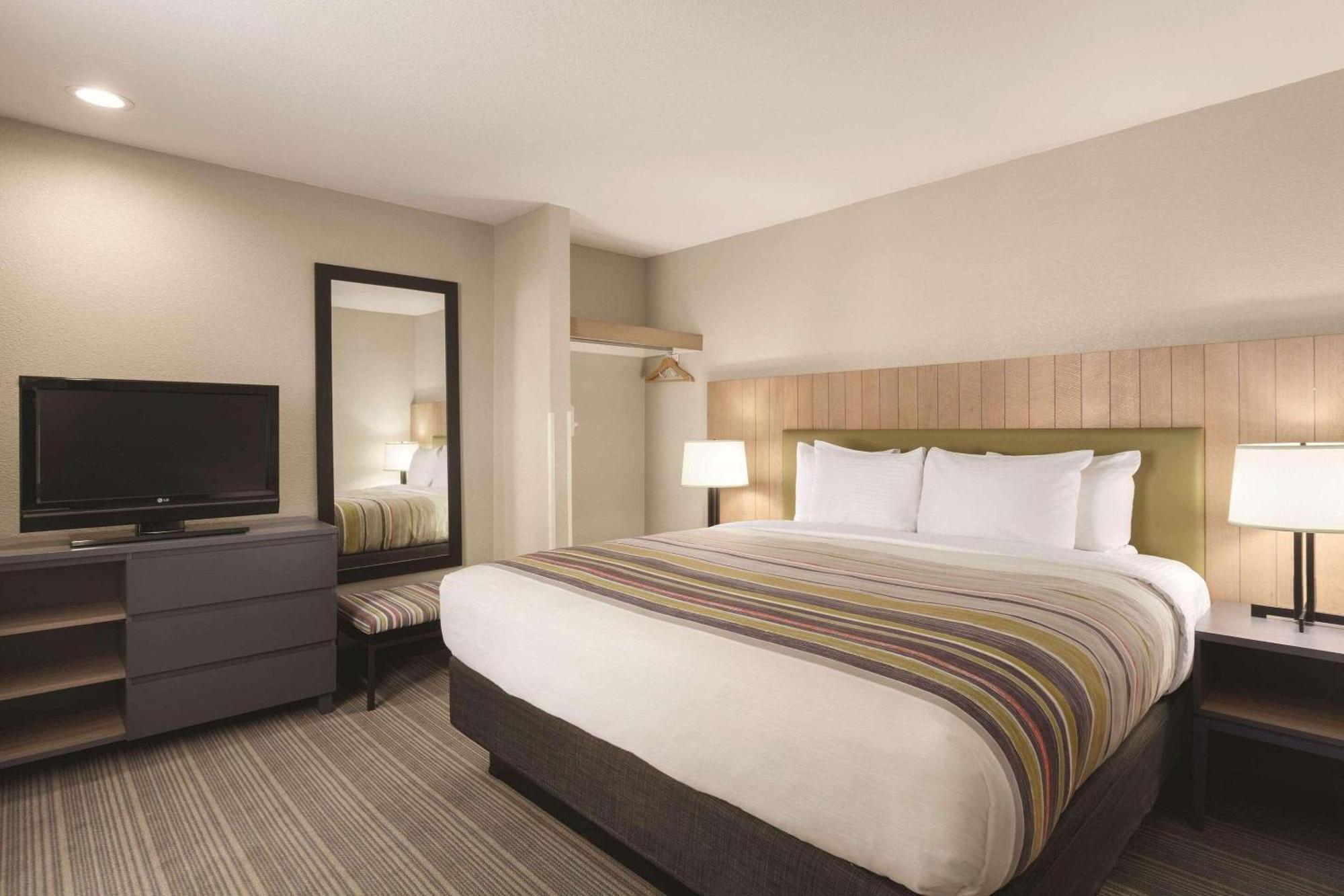 Premium One-Bedroom King Suite - Non-Smoking,749392706:JPEG