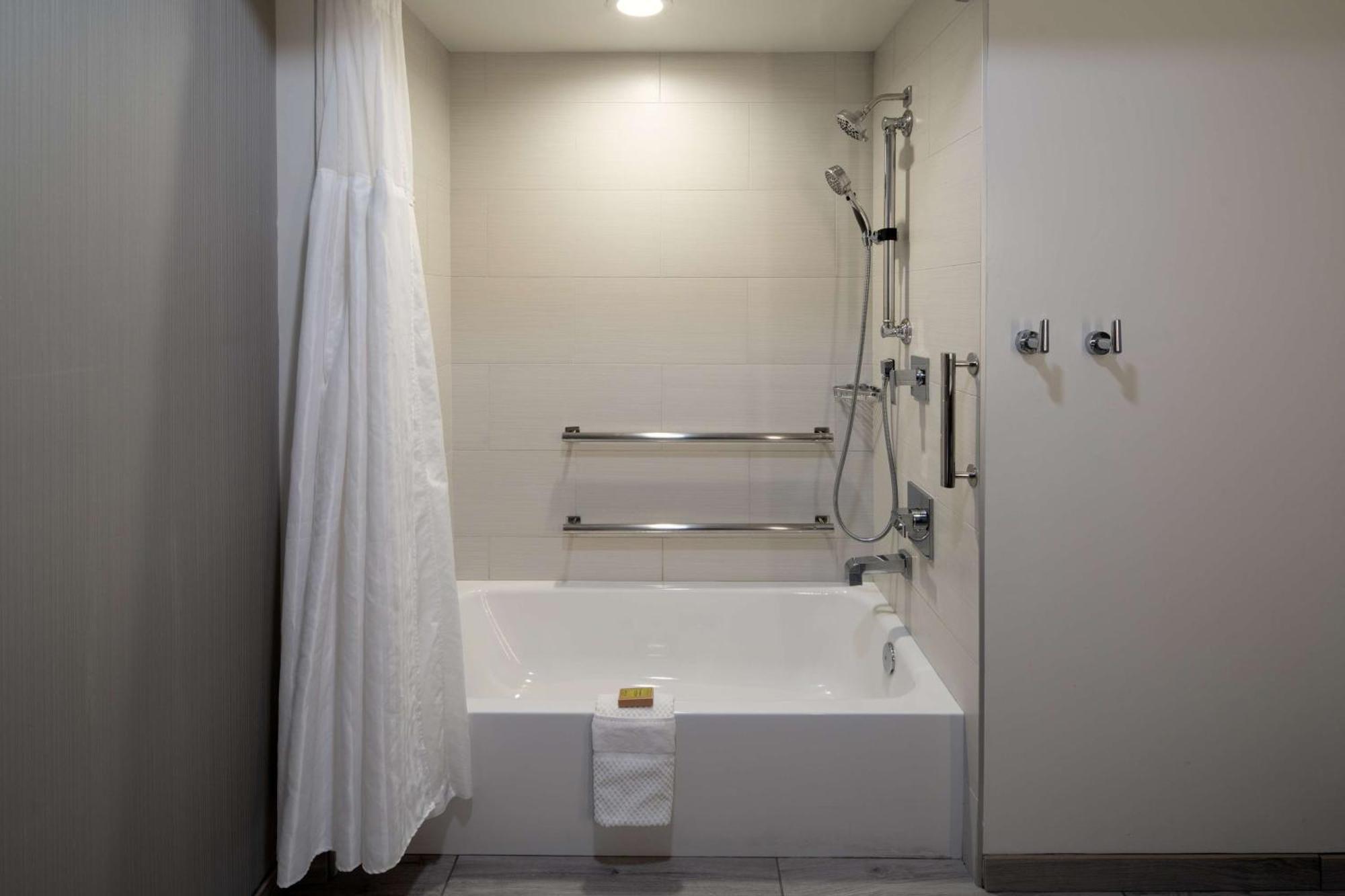 King Room with Mobility Accessible Tub,1538323330:JPEG