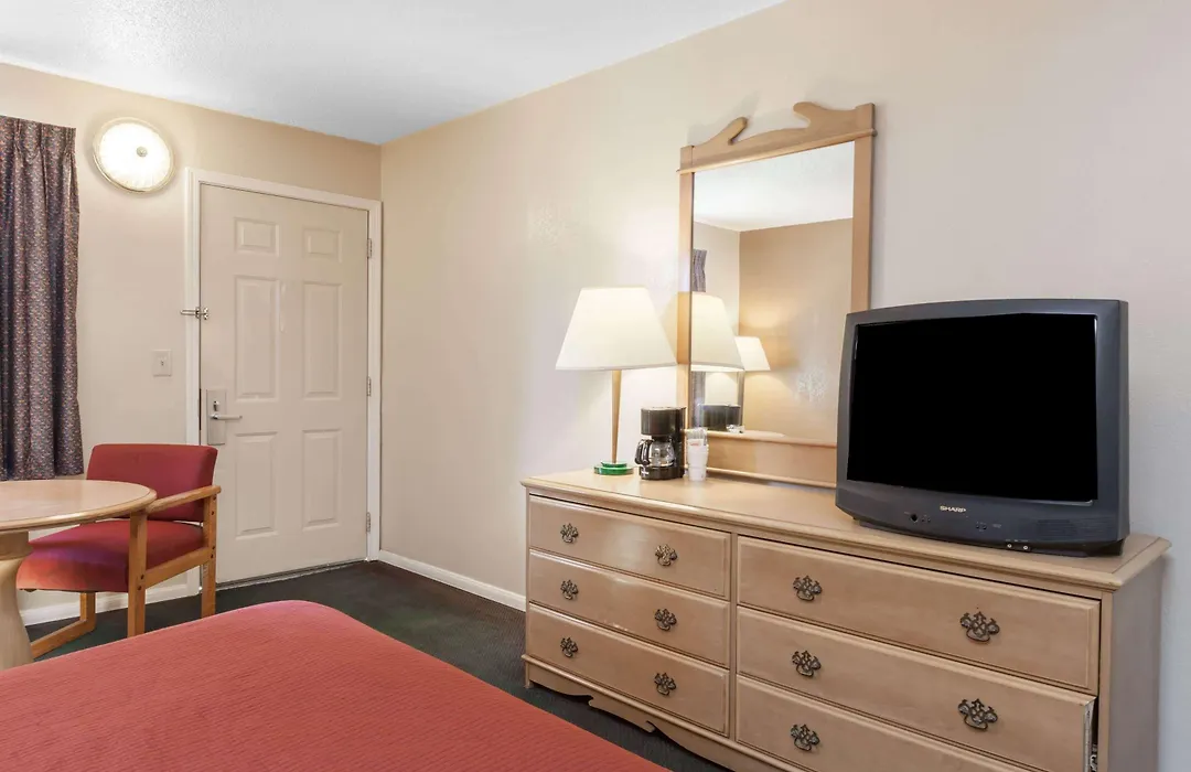 Howard Johnson By Wyndham Bakersfield-1